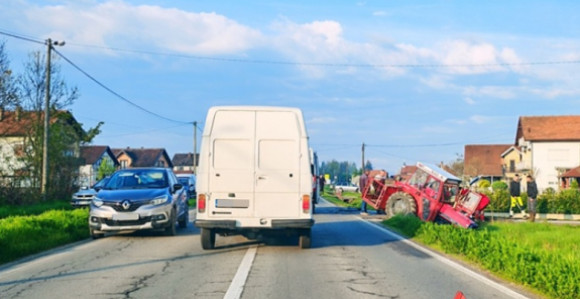 Povrijeđen vozač u udesu vozila i traktora u Bijeljini