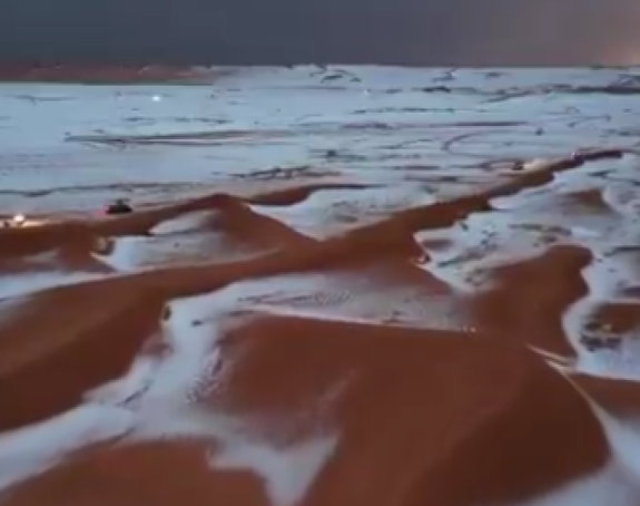 Pustinja u Saudijskoj Arabiji prekrivena gradom (VIDEO)