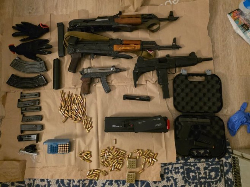 Ухапшена три лица, пронађена велика количина оружја