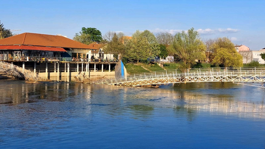 Приједор: Срушен мост због неочишћеног корита Сане