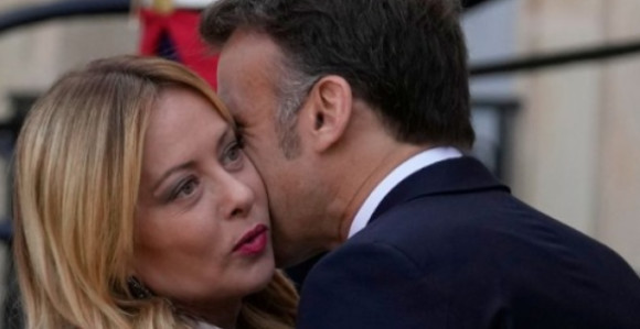 Makron poljubio Meloni, njena reakcija postala viralna