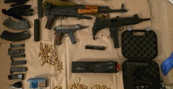 Ухапшена три лица, пронађена велика количина оружја