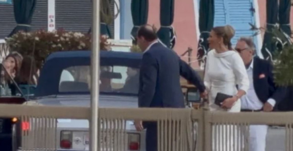 Ђина закаснила на мамино вјенчање са милионером