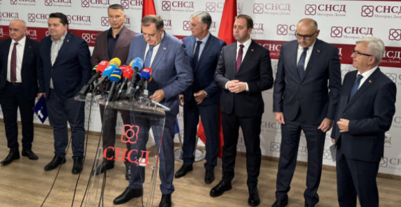 PRELETAČI I “PAPCI” OBLIKUJU POLITIČKU SCENU SRPSKE: Male stranke priljepci SNSD-a