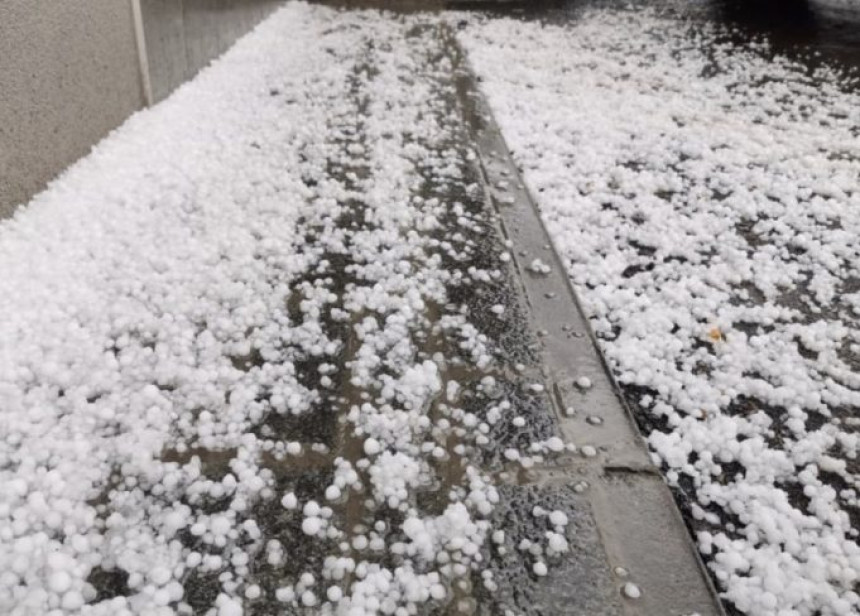 Снажно невријеме захватило Бихаћ: Лед прекрио улице