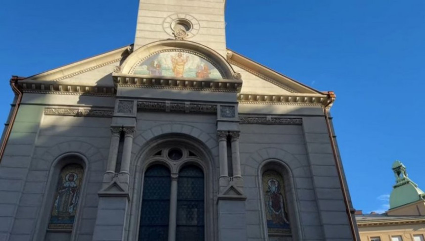 Razbijeno staklo na crkvi, na ogradu nabacane stolice