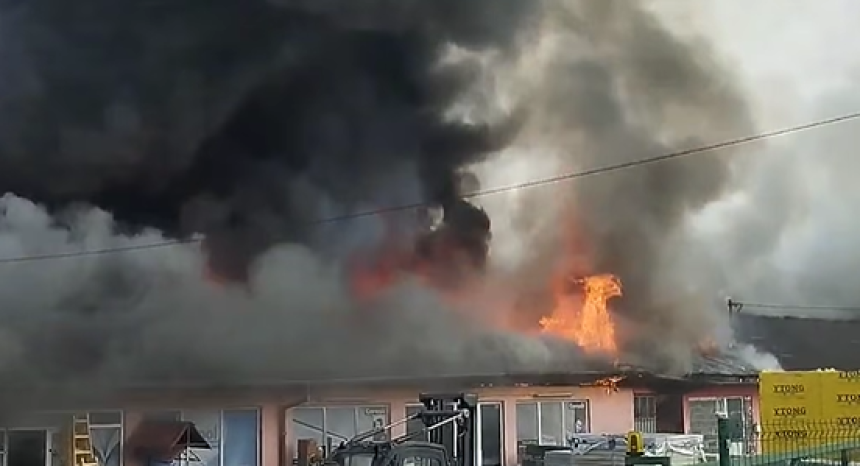 Bugojno: Izbio veliki požar u skladištu firme (VIDEO)