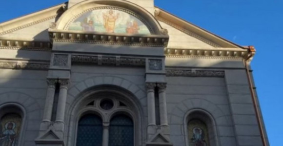 Razbijeno staklo na crkvi, na ogradu nabacane stolice