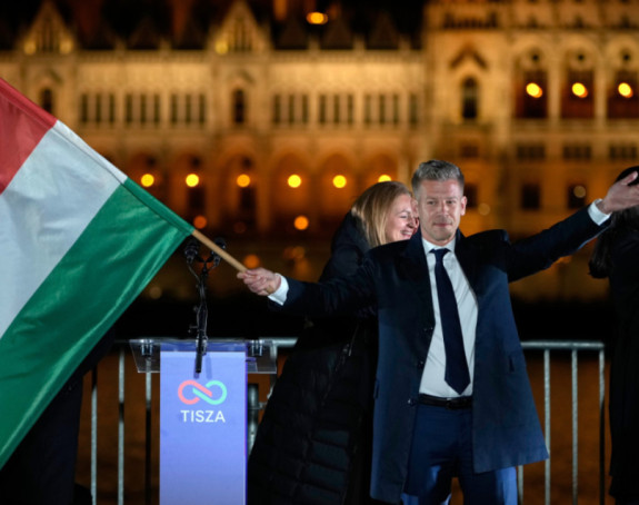 Kraj Orbanove ere: Peter Mađar vraća zastavu EU na parlament