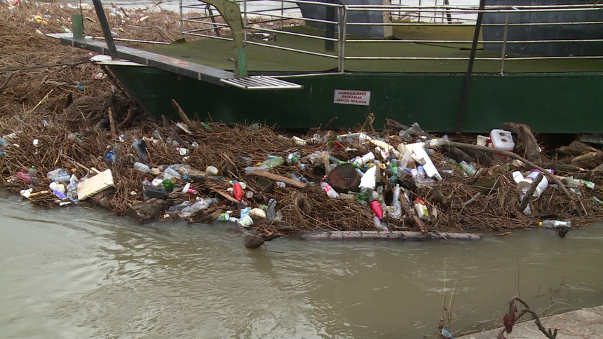 Rijeka Sana, simbol Prijedora, "okićena" smećem