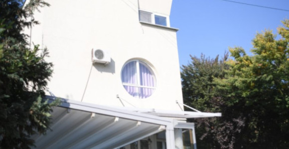 Тужилац требало да донесе одлуку у случају "Вила на Дедињу", па скинута са предмета