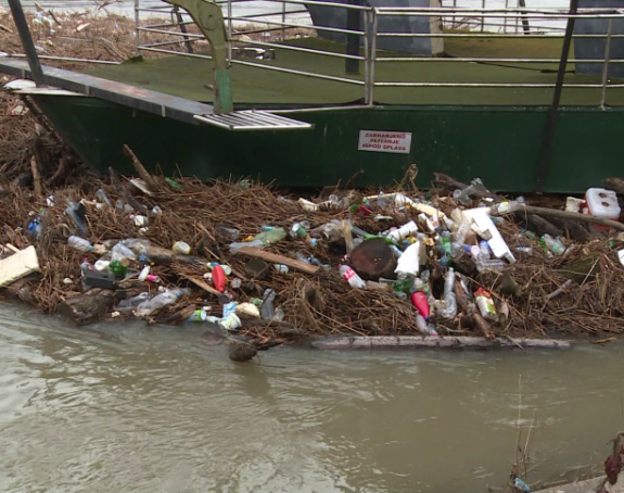 Rijeka Sana, simbol Prijedora, "okićena" smećem