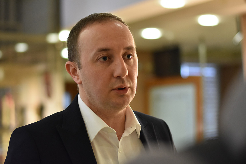 Licemjerni Minić, sluga režima lažno brine za mlade!