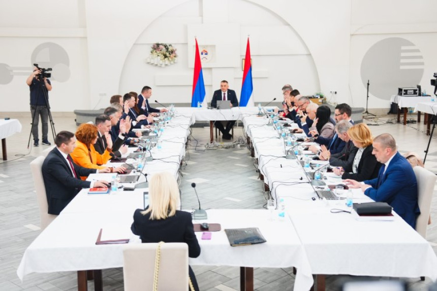 Предизборни циркус у пуном јеку: Обећава се асфалт, расвјета...