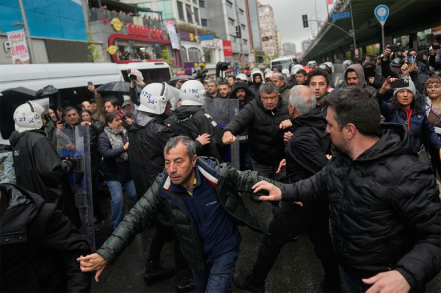 Privedeno najmanje 550 ljudi tokom protesta u Istanbulu
