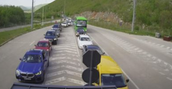 Забиљежене дуге колоне на већини граничних прелаза
