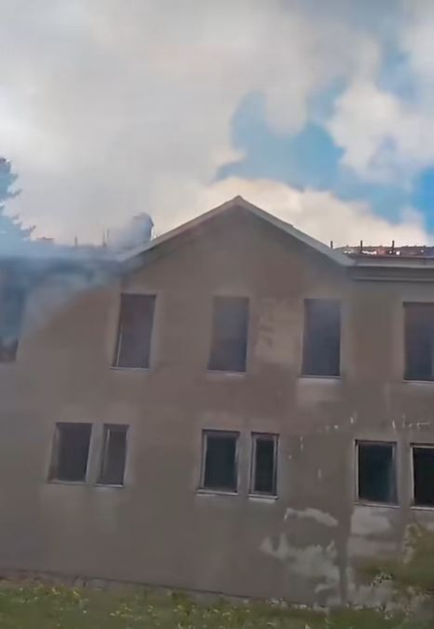 Пожар на објекту некадашње касарне код Гацка