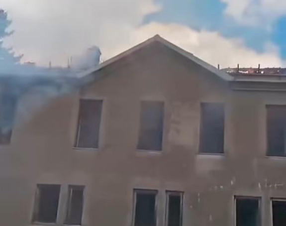 Požar na objektu nekadašnje kasarne kod Gacka
