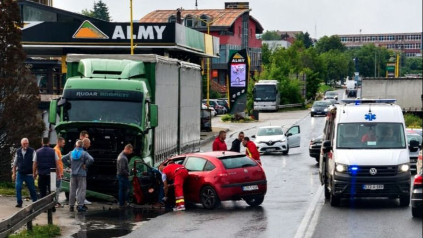 Težak udes u Zenici, sudarili se kamion i automobil