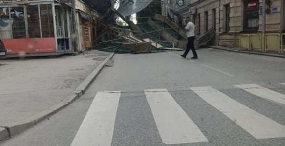 Pala građevinska skela sa objekta u centru Prijedora