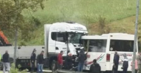 Poginuo vozač autobusa, deset osoba povrijeđeno