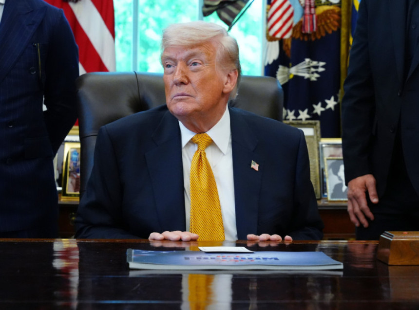 Трамп држи писмо за Венса у Овалном кабинету ако затреба