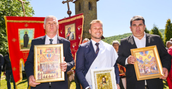 Naša dužnost je da se okupljamo oko svetinja