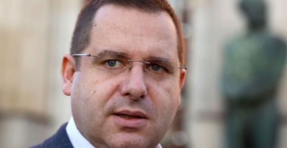 Kad lisica štiti kokoške: SNSD se zabrinuo za SDS?!