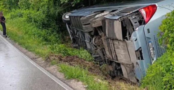 Teška nesreća na putu Brčko - Šamac, autobus se prevrnuo