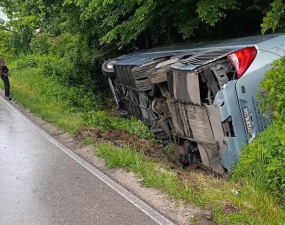 Teška nesreća na putu Brčko - Šamac, autobus se prevrnuo