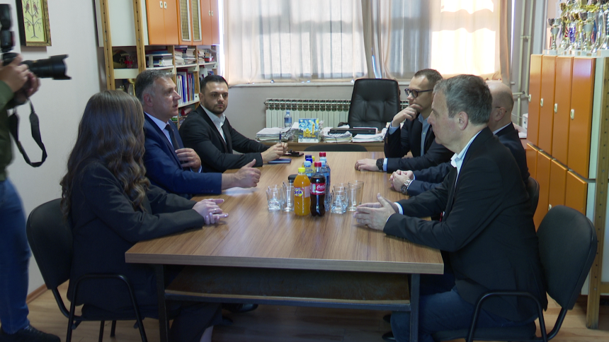 Golubović u posjeti školama u Bijeljini sa lokalnim SNSD-ovcima