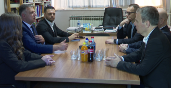 Golubović u posjeti školama u Bijeljini sa lokalnim SNSD-ovcima