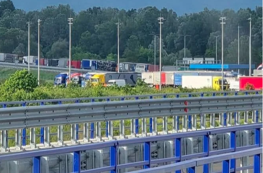 Nepregledne kolone kamiona na GP Gradiška