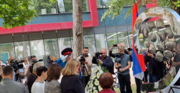 Položeni vijenci i cvijeće na spomen-obilježje “Život”