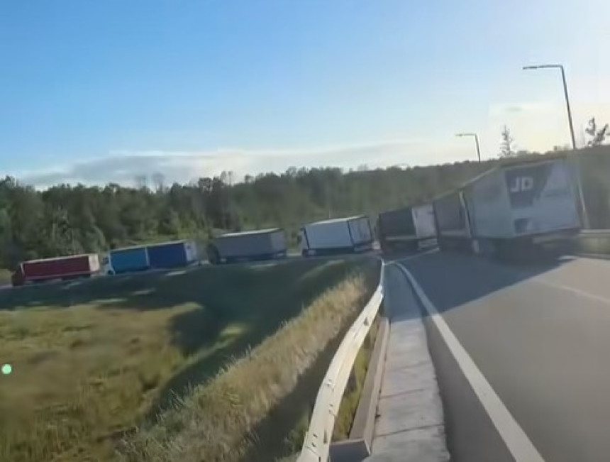 Gužve na granici u Gradiški: U kolonama se gube milioni