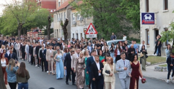 Mladost i ljepota svečano prošla ulicama Gacka
