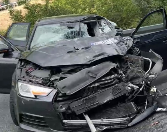 Teška saobraćajna nezgoda kod Konjica, auto smrskan