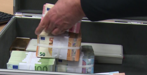 Rastu depoziti građana ali su kamate "besramno niske"