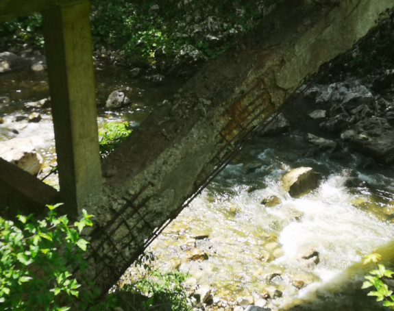 Most preko rijeke Drinjače u ruševnom stanju (FOTO)