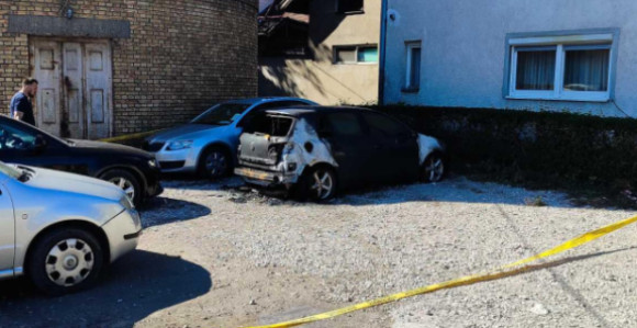 Izgorio automobil kod Vatrogasnog doma u distriktu Brčko