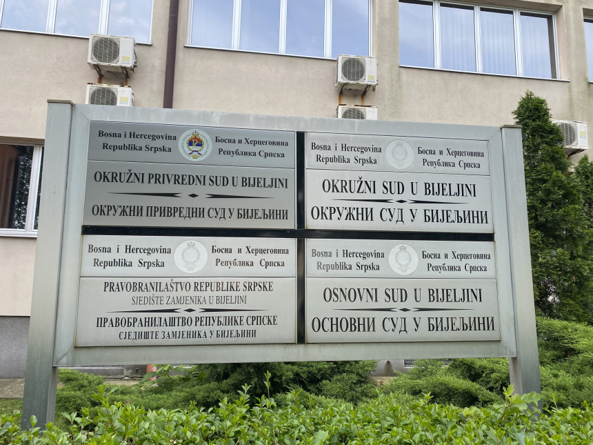 30 dana pritvora profesoru za polno uznemiravanje