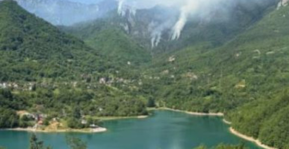 Požar u Jablanici: Angažovan i helikopter