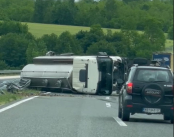 Oprez: Prevrnula se cisterna na auto-putu Banjaluka-Doboj