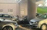 Urušio se dio plafona na parkingu UKC, oštećeno vozilo