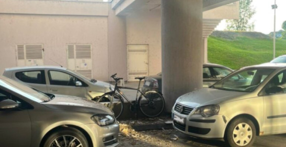 Urušio se dio plafona na parkingu UKC, oštećeno vozilo