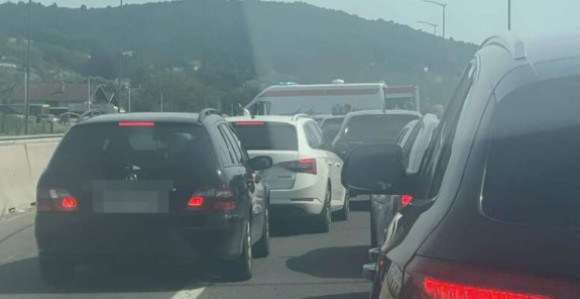 Nesreća na brzoj cesti Banjaluka-Laktaši, stvaraju se gužve