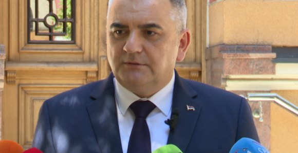 Direktor Poreske uprave dijeli novac aktivistima SNSD u Banjaluci, a Minić nemušto to opravdava