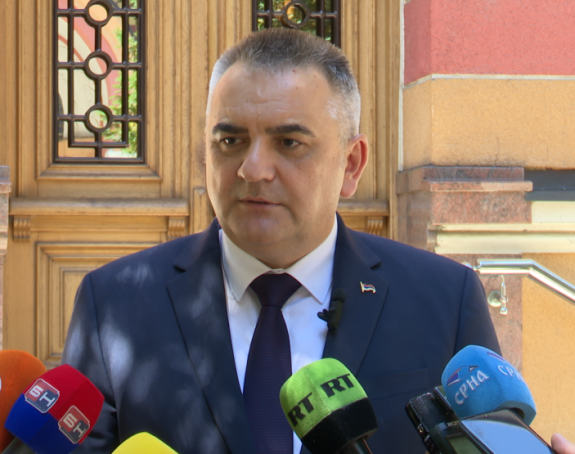 Direktor Poreske uprave dijeli novac aktivistima SNSD u Banjaluci, a Minić nemušto to opravdava
