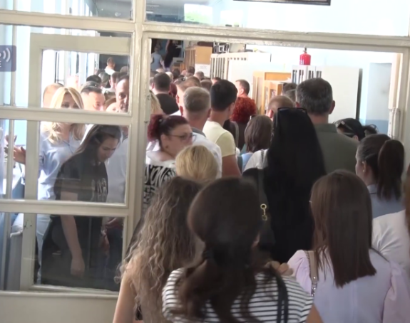 Velike gužve na biračkim mjestima u Gračanici