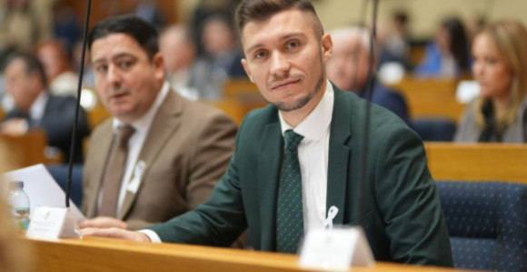 Djeci Srpske mrvice, poslanicima koji ćute 165.000 KM